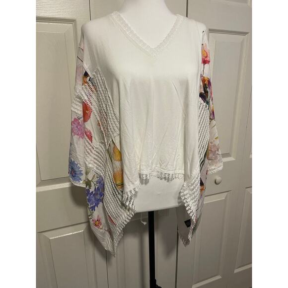 POL White and Floral V Neck Top - Picture 3 of 3